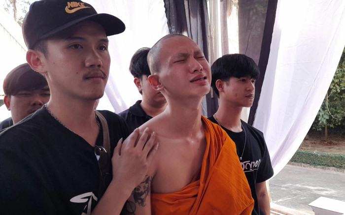 Nữ ca sĩ nổi tiếng 20 tuổi vừa qua đời, bạn trai đã xuống tóc xuất gia Ảnh 2