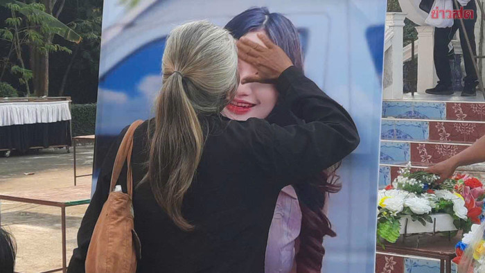 Mẹ nữ ca sĩ khóc nghẹn, vuốt ve bên di ảnh con gái. Ảnh: Thairath