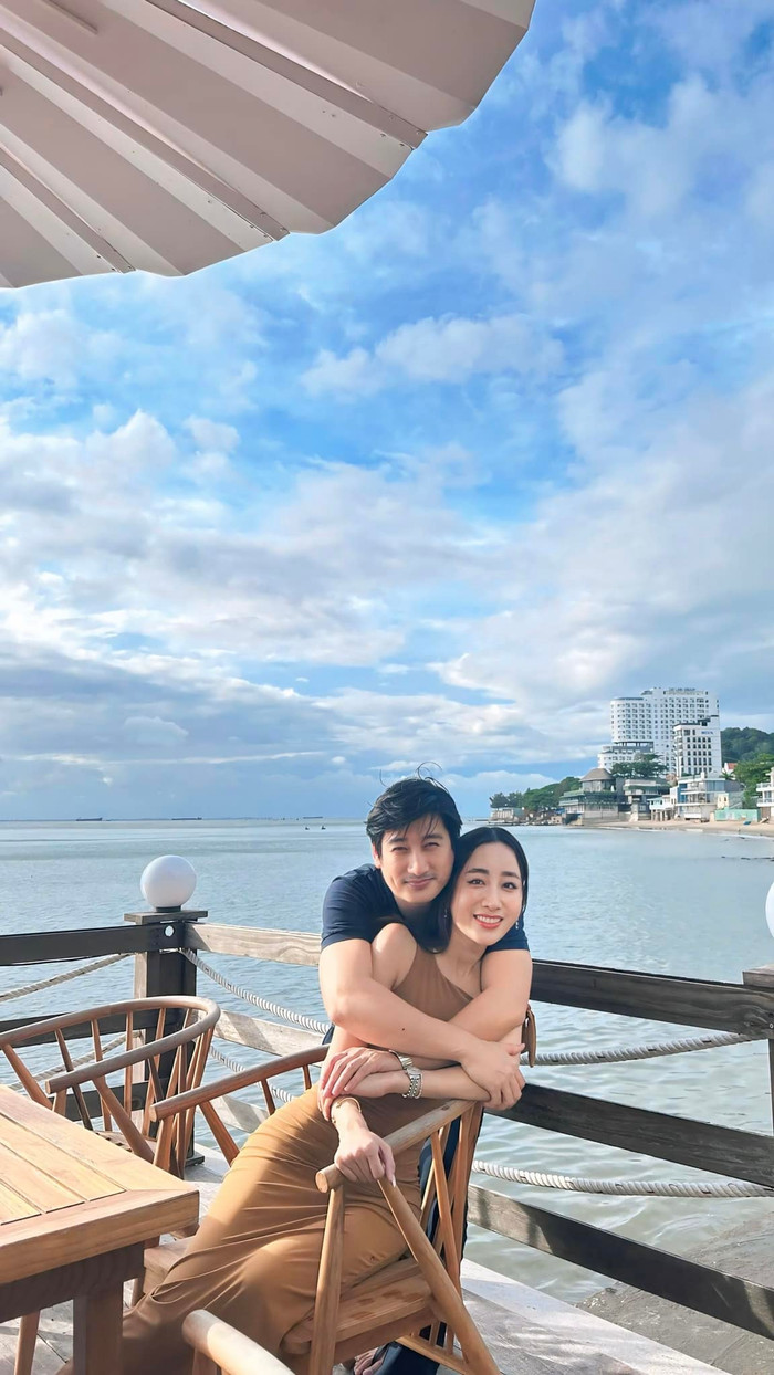 Bạn gái diễn viên Ngọc Quỳnh khoe ảnh cả hai tình tứ ngoài bãi biển trong chuyến du lịch Vũng Tàu. (Ảnh FBNV)