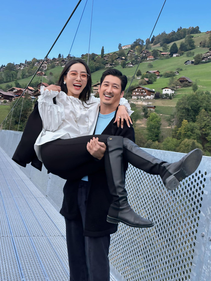 Cặp đôi thoải mái thể hiện tình cảm dành cho nhau và chia sẻ lên mạng xã hội. (Ảnh FBNV)