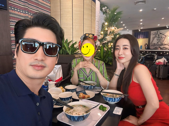 Ngọc Quỳnh và bạn gái dành thời gian để gặp gỡ bạn bè. (Ảnh FBNV)