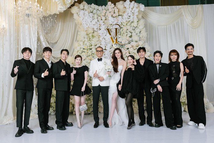 Đám cưới Hoa hậu Khánh Vân chứng kiến màn 'đổ bộ' của gần nửa showbiz Việt.