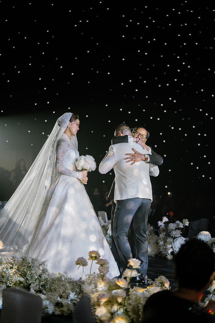 Vợ chồng Hoa hậu Khánh Vân bật khóc ngay trên lễ đường.