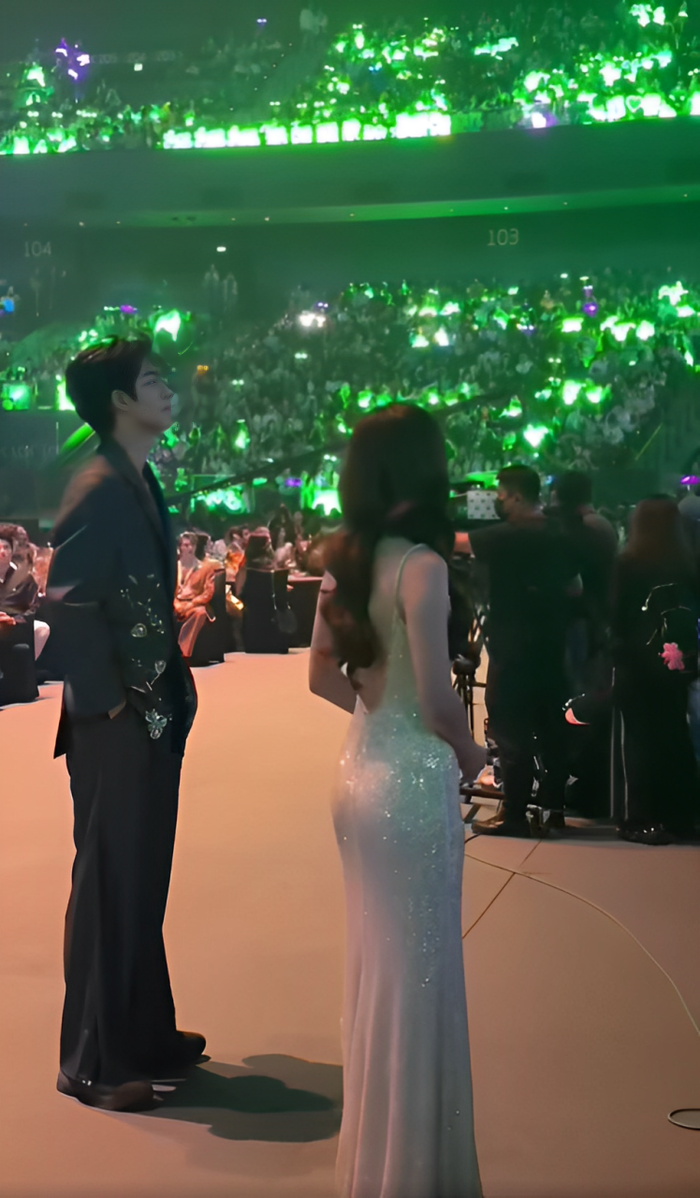 Góc máy khoe trọn đường cong quyến rũ và nóng bỏng của Baifern Pimchanok. 