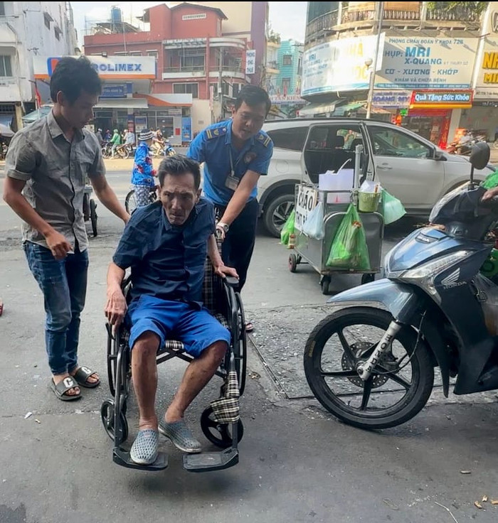 Thương Tín ngồi xe lăn đến bệnh viện.