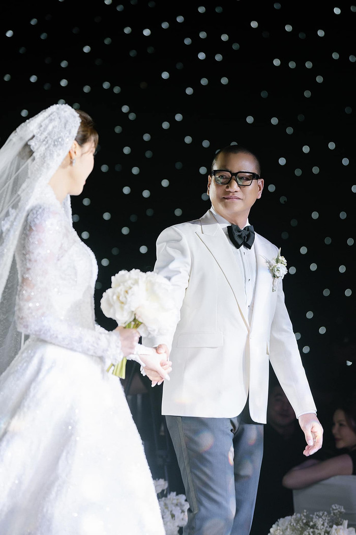 Hoa hậu Khánh Vân xúc động khi được bố đưa vào lễ đường. (Ảnh FBNV)