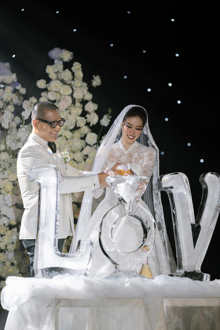 Hoa hậu Khánh Vân và ông xã xúc động trao nhau  lời thề hẹn. (Ảnh FBNV)