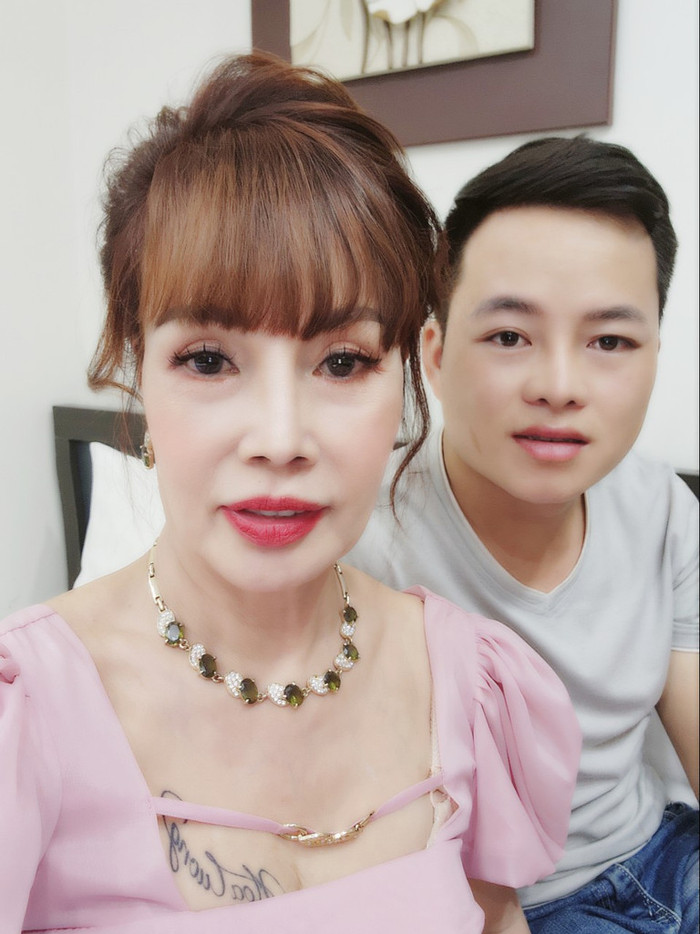 Trong những bức ảnh chụp cùng chồng, cô dâu Thu Sao thường xuyên sử dụng app làm đẹp