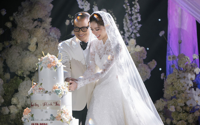 Trang phục cưới lộng lẫy của Khánh Vân trong hôn lễ với ông xã nhiếp ảnh gia Ảnh 2