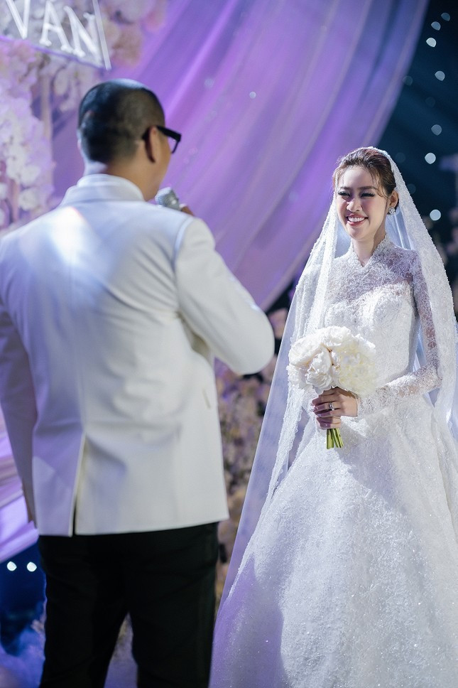 Lễ cưới của Khánh Vân - Nguyễn Long có sự góp mặt của 'một nửa showbiz Việt'.