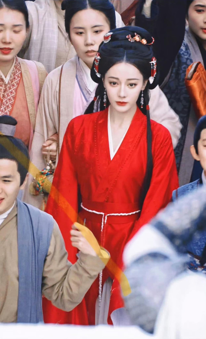 Những tạo hình hồng y trước đó của Địch Lệ Nhiệt Ba ở Mộ Tư Từ