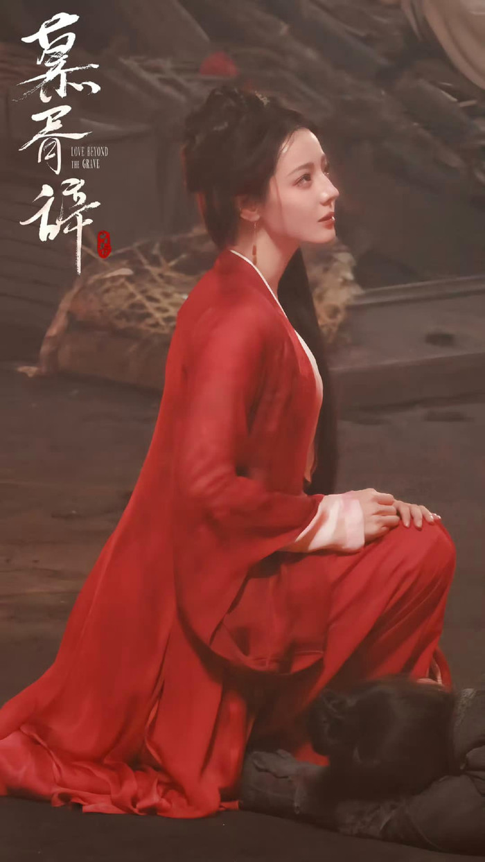 Tạo hình hồng y mới của Địch Lệ Nhiệt Ba trong Mộ Tư Từ