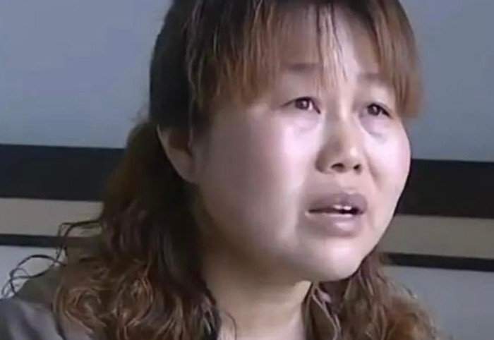 Chị Tào Tố Bình kể lại câu chuyện đau lòng của gia đình mình. Ảnh: Sohu