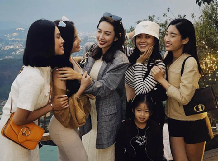 Ở những lần tụ họp trước đó, từng thành viên trong hội bạn thân của Hoa hậu Thùy Tiên đều mạnh ai nấy xách một mẫu túi hiệu đắt đỏ.