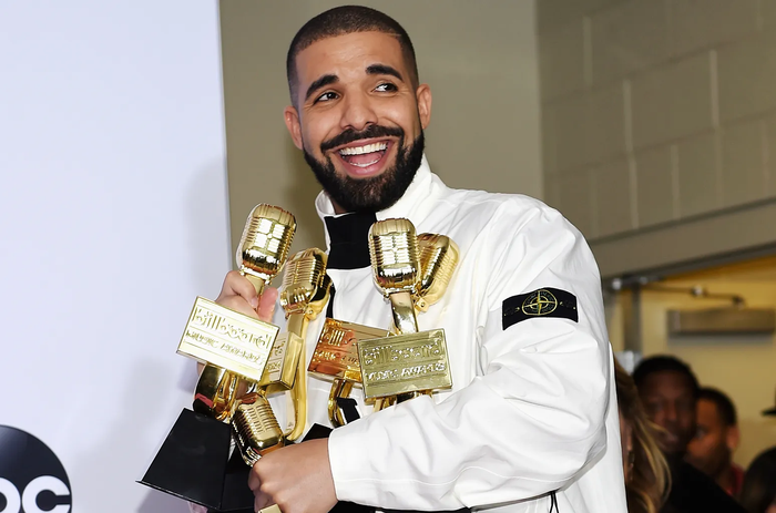 Drake phải nhường danh hiệu 'Nghệ sĩ nhận nhiều giải BBMAs nhất trong lịch sử' cho Taylor Swift.