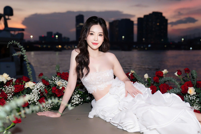 Con dâu tỷ phú Hoàng Kiều khoe vòng một căng tràn cùng vòng eo 'nhỏ xíu'.