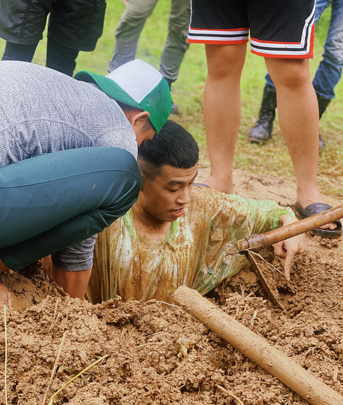 Hậu trường cảnh bị chôn dưới đất của Tuấn Mõ trong Độc Đạo.