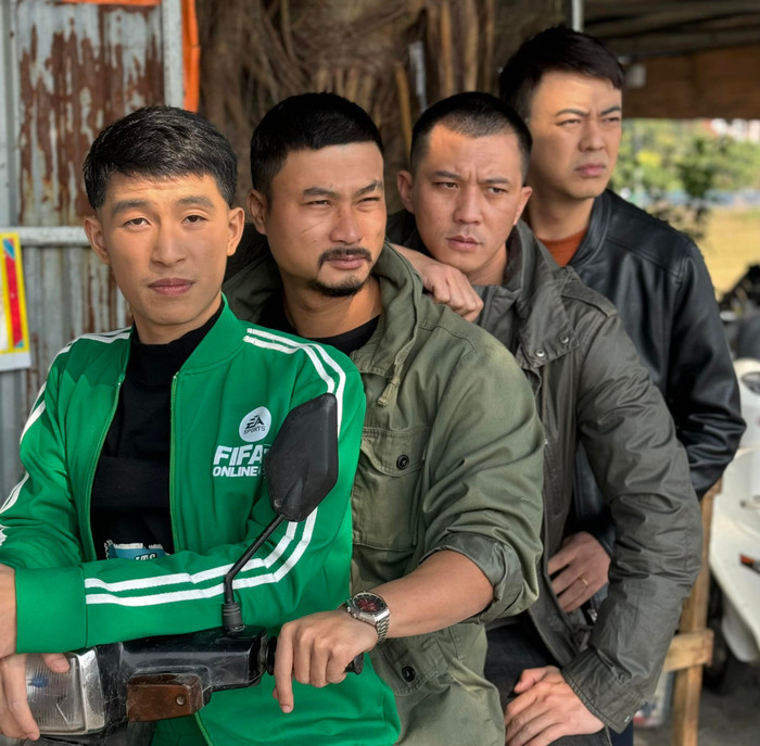 Trước đó, nam diễn viên có màn kết hợp ăn ý với Duy Hưng, Hà Việt Dũng, Tuấn Tú trong Người Một Nhà.