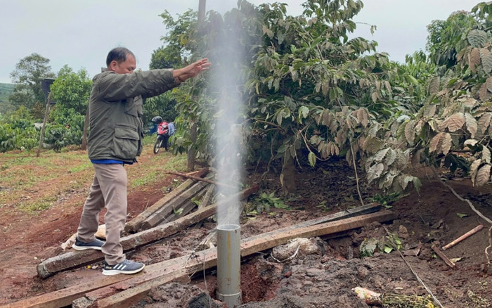 Chuyện lạ: Giếng nước ở Gia Lai phun thẳng lên trời, cuốn phăng cọc bê-tông nặng cả tạ Ảnh 2