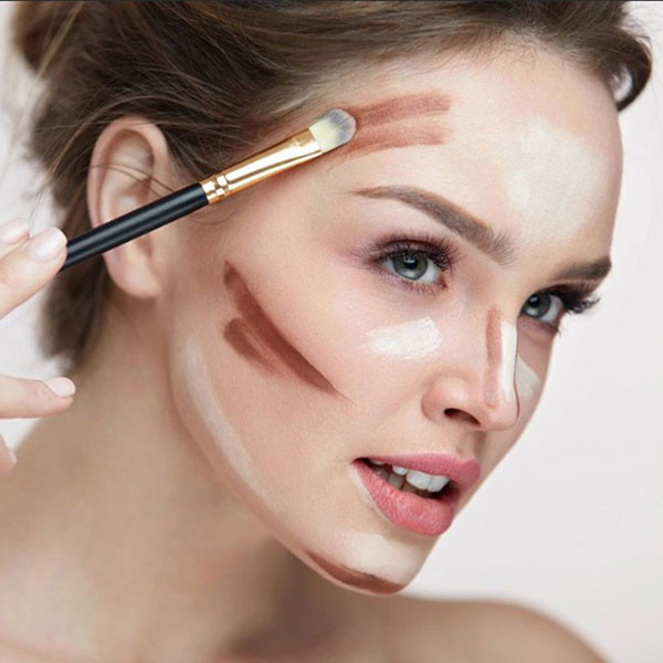 Đừng quên bước tạo khối để gương mặt thêm sắc nét.