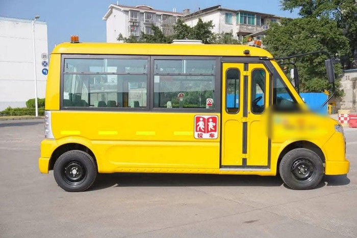 Từ 1/1/2025, xe chở học sinh phải sơn màu vàng đậm. Ảnh minh hoạ