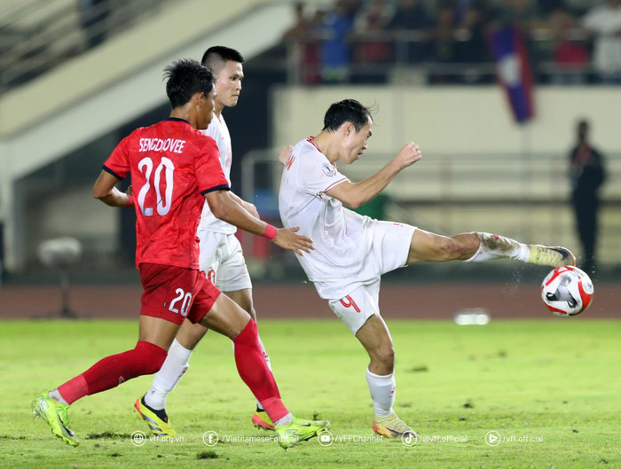 Tiền đạo Văn Toàn đã mang đến tín hiệu tích cực ở tuyển Việt Nam khi ghi bàn vào lưới Lào Ảnh: VFF.