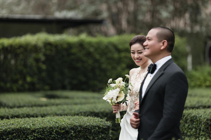 Trước đó vợ chồng Hoa hậu Khánh Vân đã thực hiện nhiều bộ ảnh cưới đẹp, đong đầy tình cảm. Ảnh: FBNV