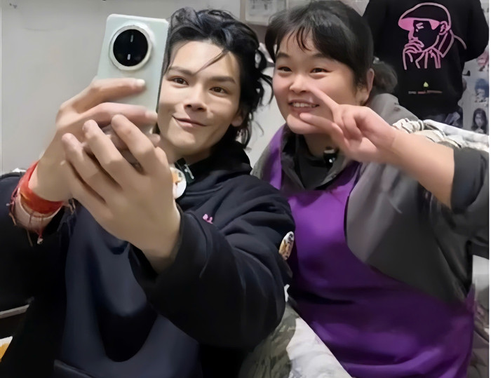 Hiểu Hoa nổi tiếng nhờ kỹ năng lắng nghe và cắt theo yêu cầu của khách. Ảnh: QQ