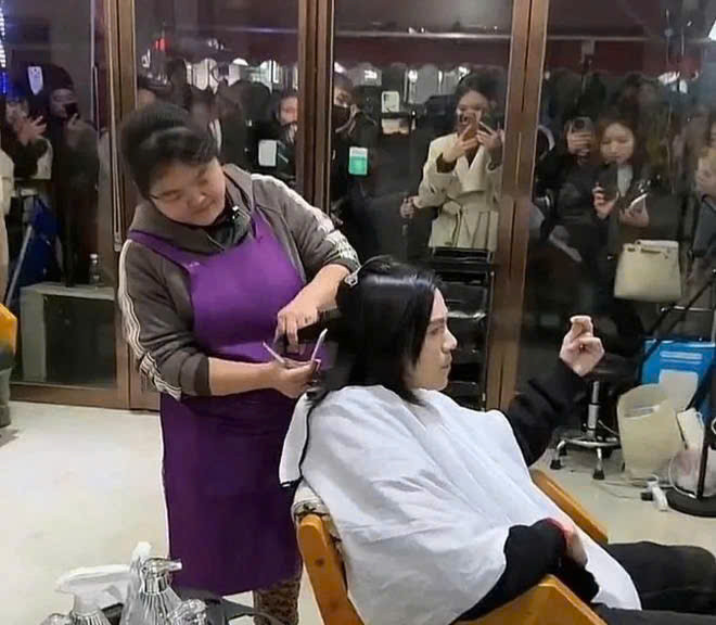 Rất đông người xem Hướng Tả cắt tóc. Ảnh: Sohu