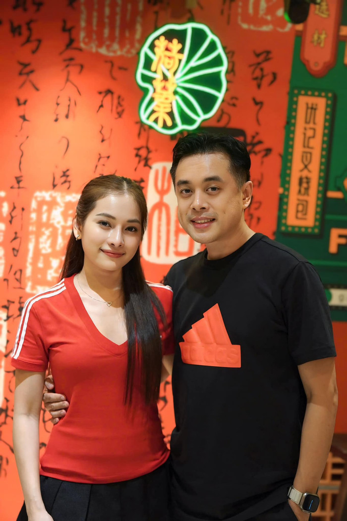 Nam nhạc sĩ cho biết anh là nắm tài chính trong nhà. Trong tương lai, vợ chồng anh có kế hoạch sinh thêm một bé gái. (Ảnh FBNV)