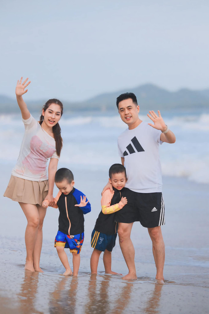 Dương Khắc Linh hiện có hôn nhân viên mãn bên vợ là Sara Lưu và 2 con trai song sinh. (Ảnh FBNV)