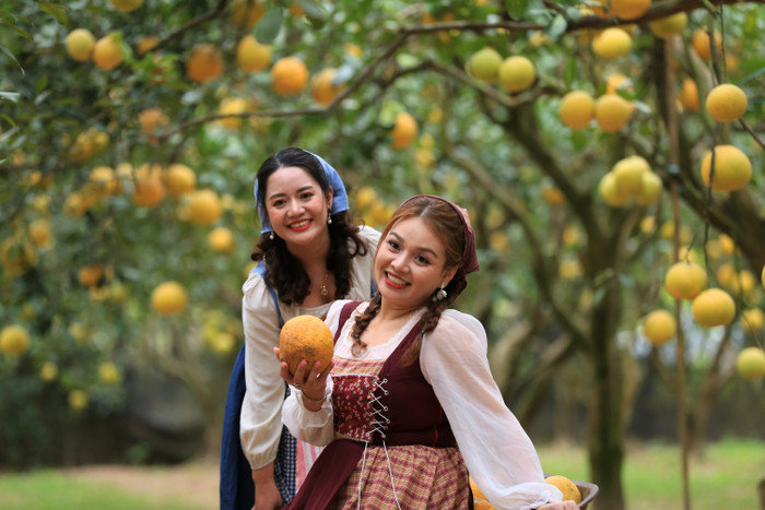 Các cô gái xúng xính váy áo, trang điểm để lưu lại cho mình những bức ảnh xinh đẹp