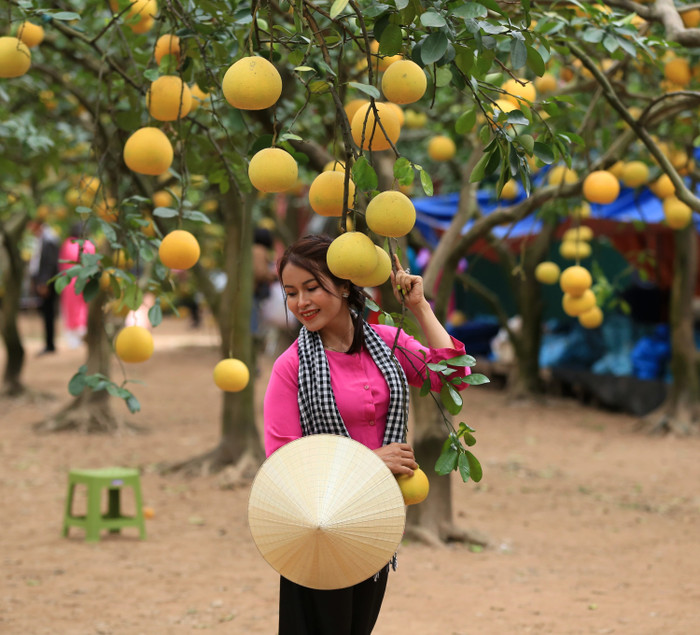 Vườn bưởi hút khách nên thợ trang điểm và chụp hình quanh vùng cũng được dịp kiếm bộn tiền