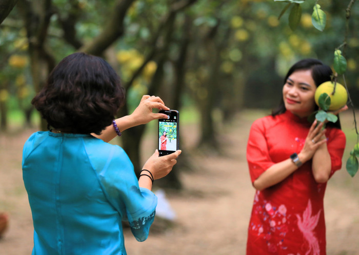 Các chị em thay nhau lưu lại những bức ảnh đẹp tại vườn bưởi Diễn