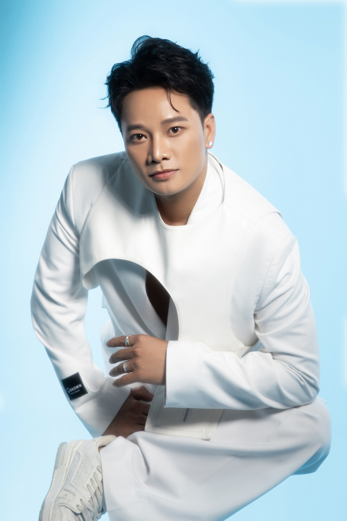 Anh Quân Idol cho rằng, việc được nhận xét giống đồng nghiệp khác khiến anh không cảm giác khó chịu mà còn vui vì điều đó.