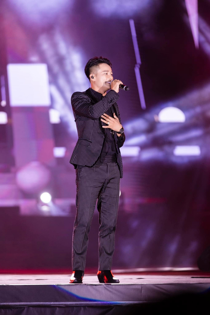 Anh Quân Idol sở hữu hàng loạt bản 'hit' đình đám, được giới trẻ yêu thích.