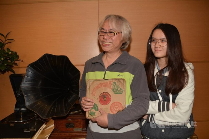 Lý Khôn Thành thể hiện sự tự hào, trân trọng mỗi khi dẫn vợ ra ngoài.