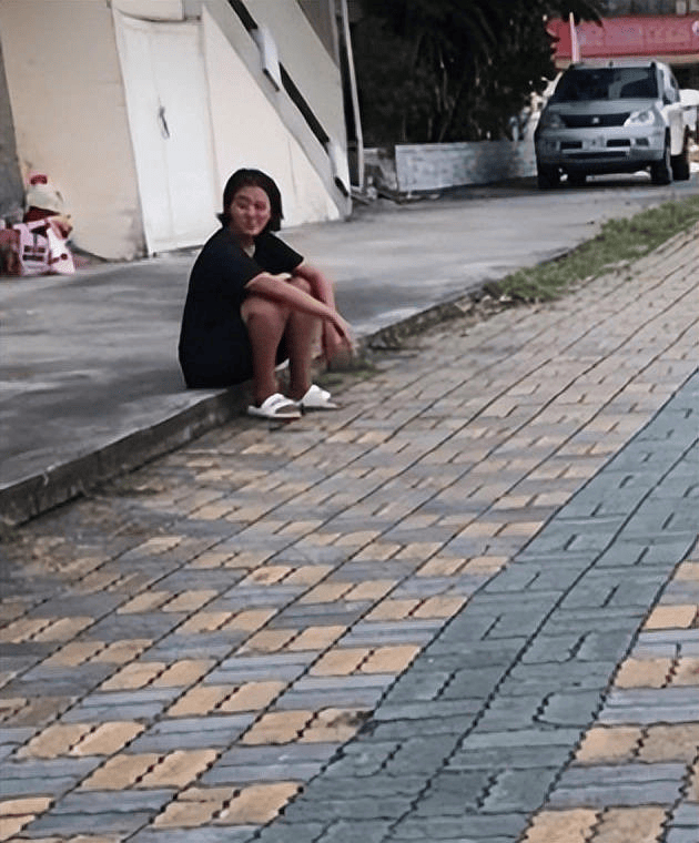 Vợ Lý Khôn Thành ăn mặc xuề xoà, đi dép bệt và có diện mạo không mấy tươi tỉnh khi bị bắt gặp ở nơi công cộng. 