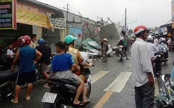 Lốc xoáy xuất hiện ở Sóc Trăng khiến nhiều căn nhà tốc mái, sập hoàn toàn Ảnh 2