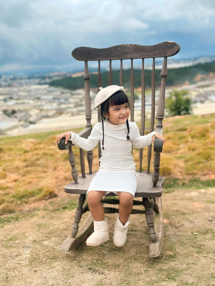 Con gái của Mạc Văn Khoa hiện gần 4 tuổi, sở hữu vẻ ngoài xinh xắn, đáng yêu thừa hưởng từ bố mẹ. (Ảnh: FBNV)