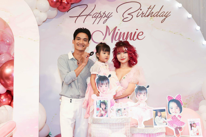 Tổ ấm hạnh phúc, đáng ngưỡng mộ của Mạc Văn Khoa - Thảo Vy và con gái đầu lòng sau nhiều năm bên nhau. (Ảnh: FBNV)