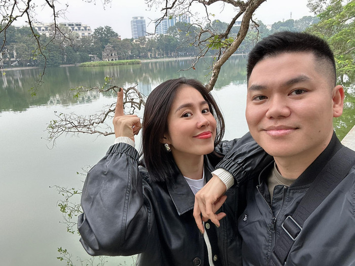 Cô được ông xã cưng như trứng mỏng. Ảnh: FBNV