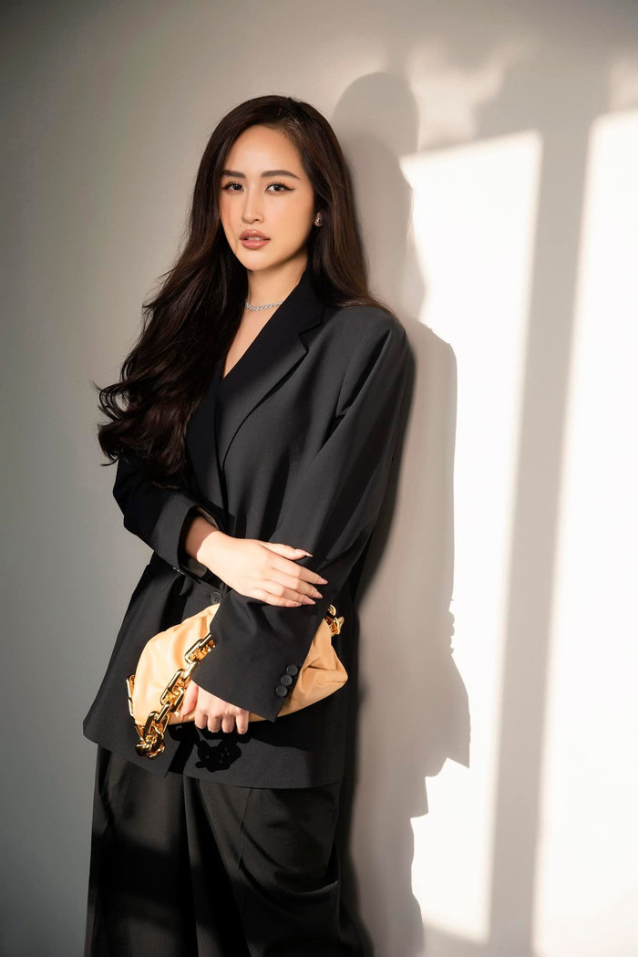 Trên mạng xã hội, Mai Phương Thúy thường đăng tải loạt outfit 'chanh sả' với loạt phụ kiện đắt đỏ. (Ảnh: FBNV)