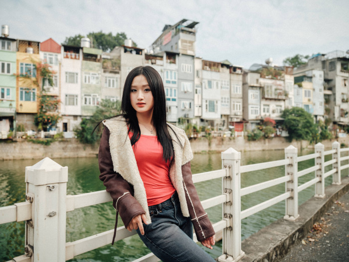 Tân binh mới của Vpop - Xiri. Nữ ca sĩ tên thật là Bùi Giang Tâm, sinh năm 2005. Trước khi trở thành ca sĩ, XIRI  đã học thanh nhạc và đi du học. Thế nhưng đam mê với ca hát đã khiến XIRI quay về Việt Nam, tìm lại ước mơ, tiếp tục theo đuổi nghệ thuật.