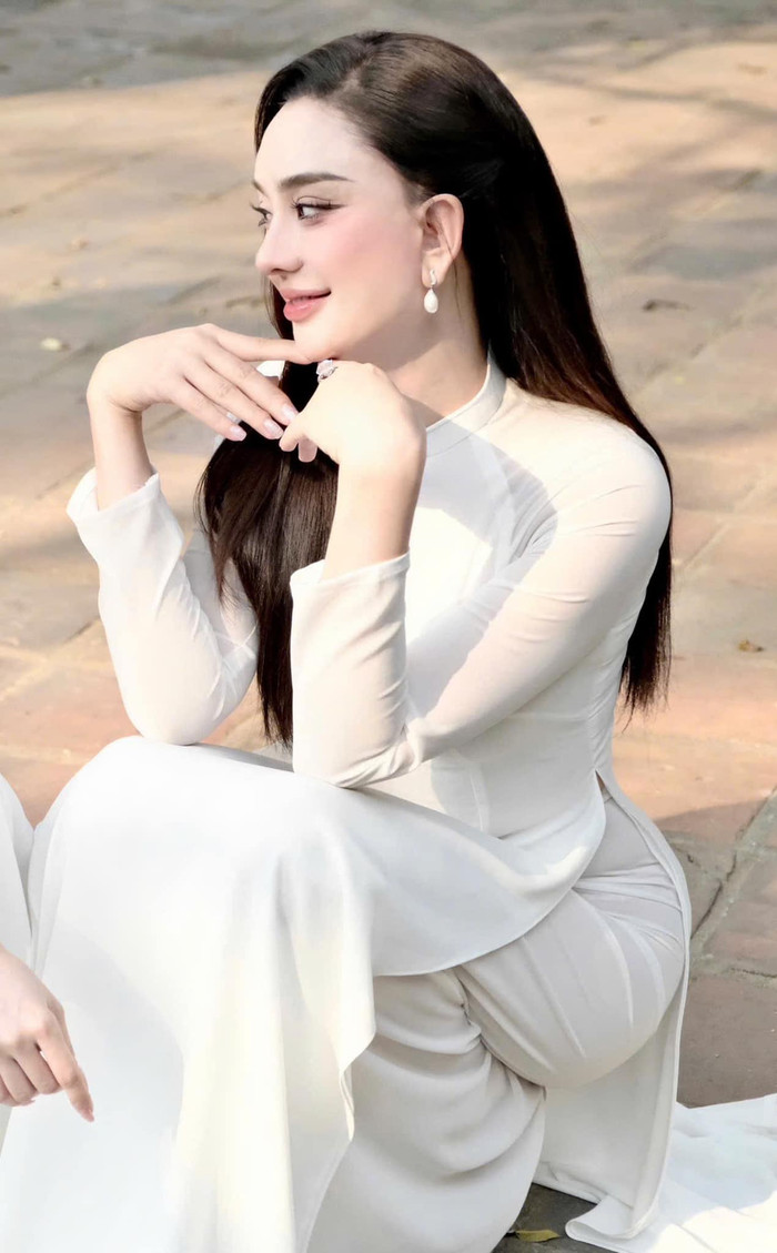 Lâm Khánh Chi đẹp dịu dàng khi diện áo dài trắng. Ảnh: FBNV