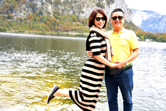 NSƯT Chí Trung hiện đang hạnh phúc bên bạn gái Ý Lan. (Ảnh FBNV)