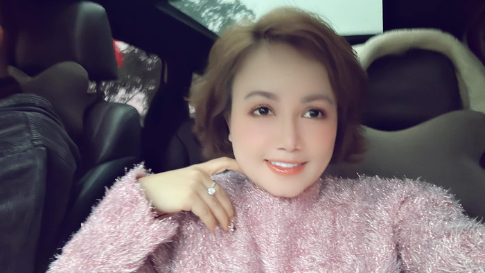 Diễn viên Hoàng Yến cho biết hiện lịch trình làm việc một ngày của cô khá dày đặc. (Ảnh FBNV)