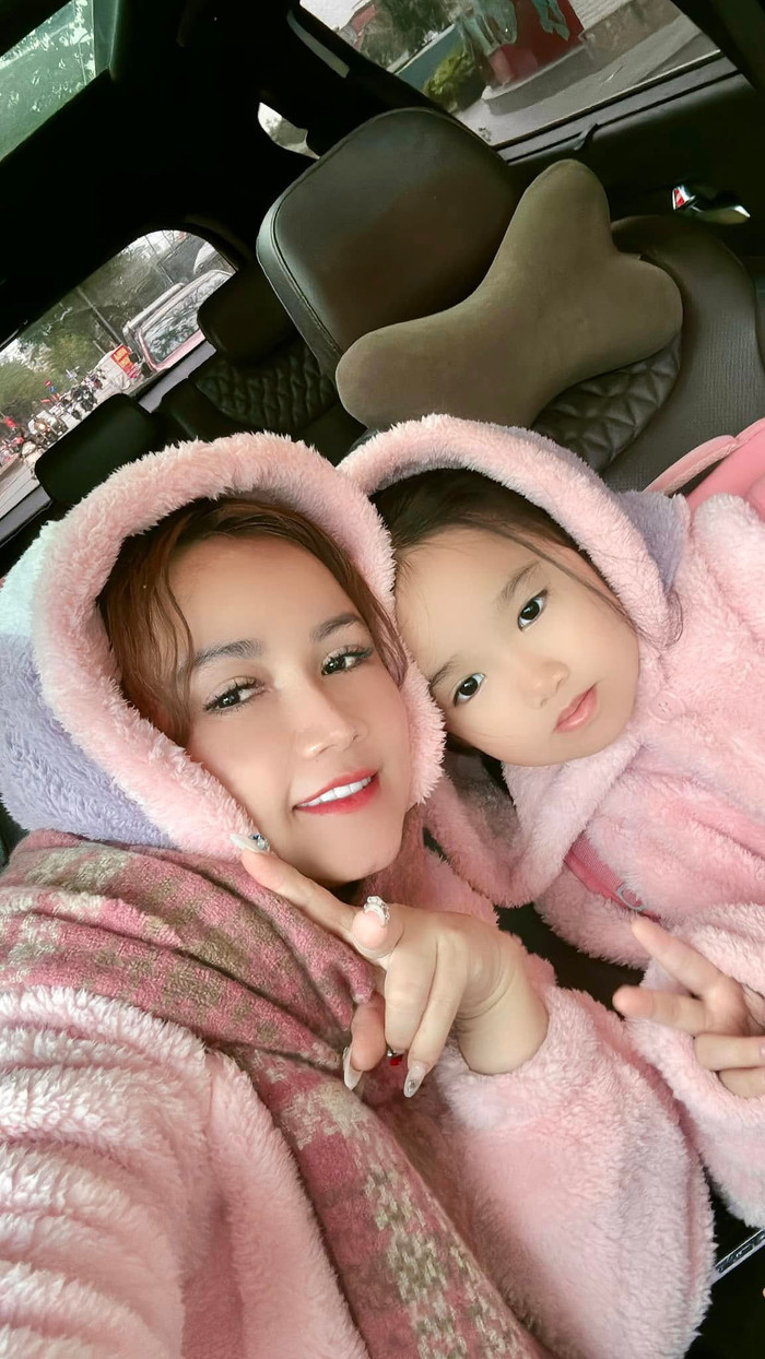 Nữ diễn viên thu xếp công việc, dành thời gian để tự tay chăm sóc 3 con gái. (Ảnh FBNV)