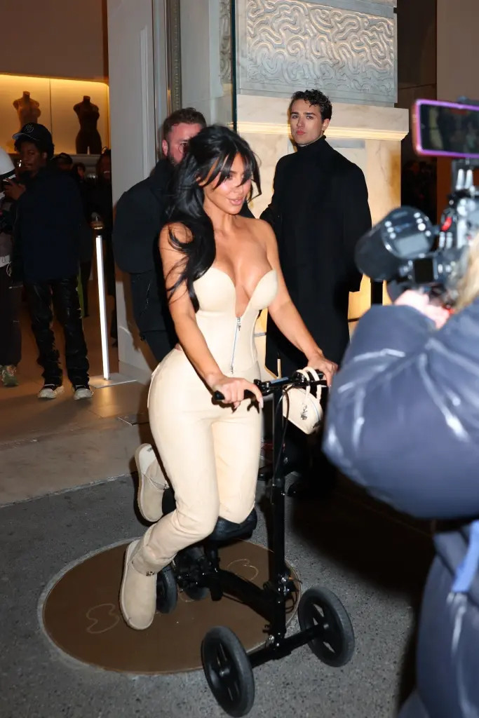 Kim Kardashian trượt xe đến dự sự kiện dù bị gãy chân.