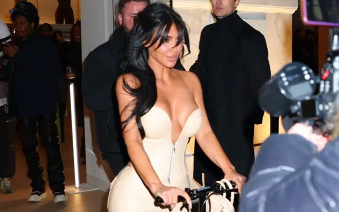 Nữ người mẫu bị gãy chân vẫn diện đồ nóng bỏng dự sự kiện Ảnh 2